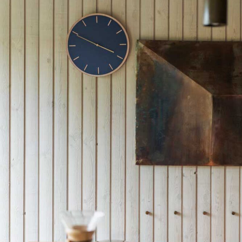 Smokey Blue veggklokke 28 cm blå linoleum m/gull viser