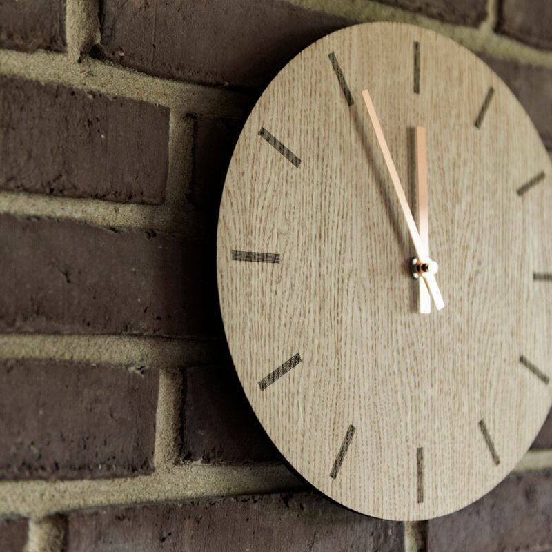 Light Oak veggklokke 28 cm lys eik m/svart viser
