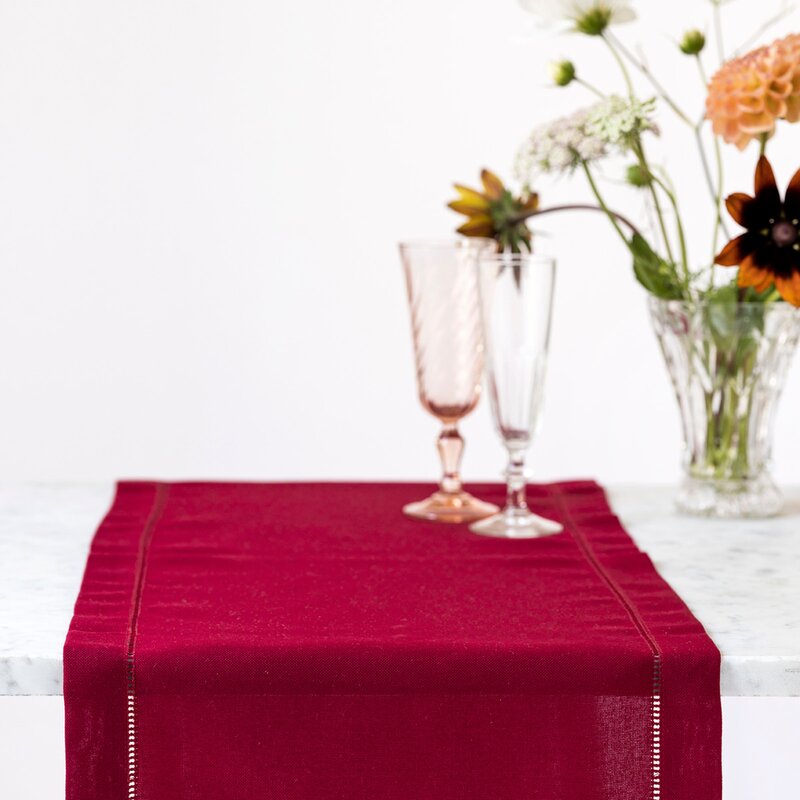 Løper med brodert hullsøm 300x30 cm mørkerød