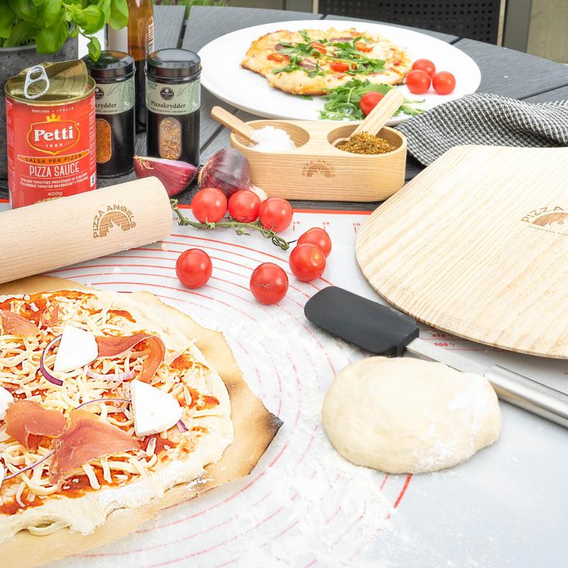 Pizza Angels bakematte hvit/rød
