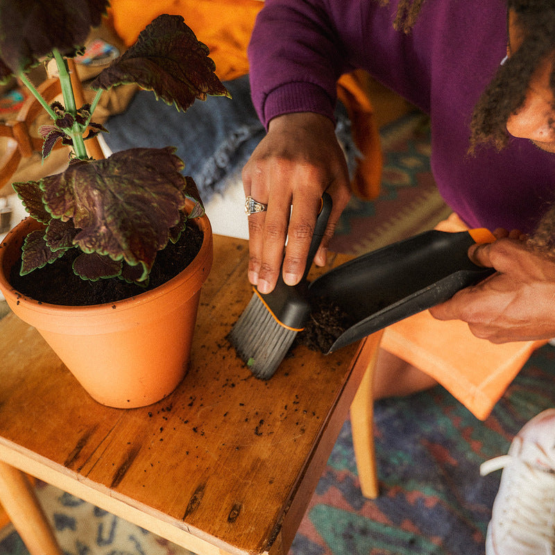 Plantespade og kost 2-in-1