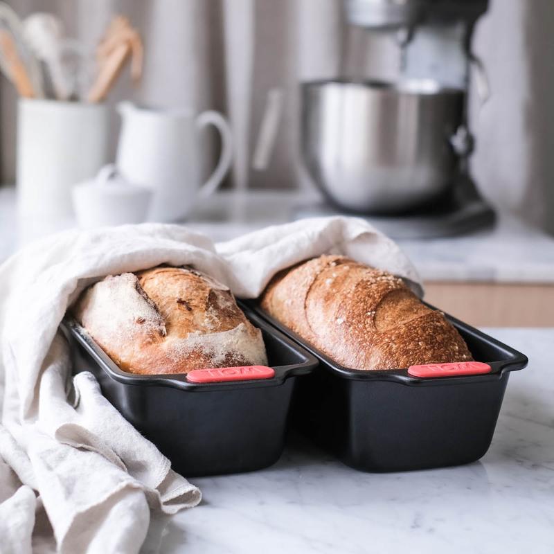 Bake It brødform 28 x 11 cm svart/rød