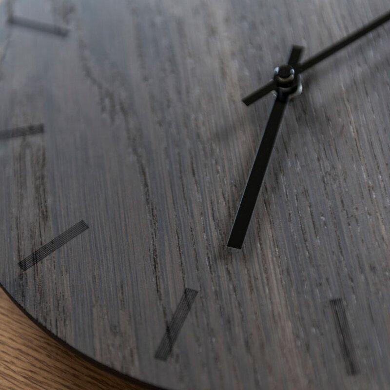 Dark Oak veggklokke 28 cm mørk eik m/svart viser