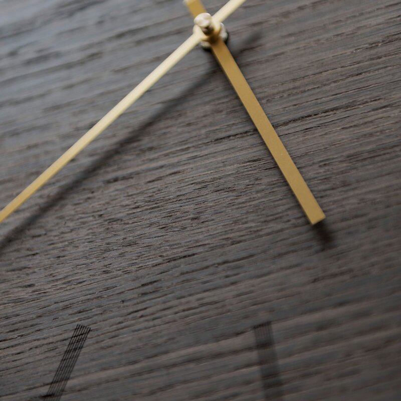 Dark Oak veggklokke 28 cm mørk eik m/kopper viser