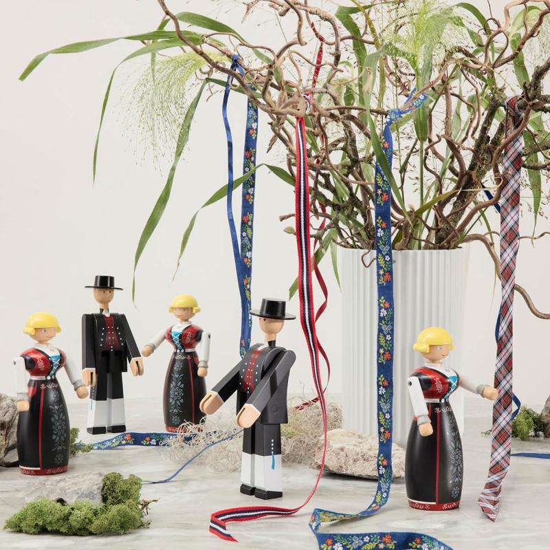 Norsk bunadskvinne svart/rød/hvit