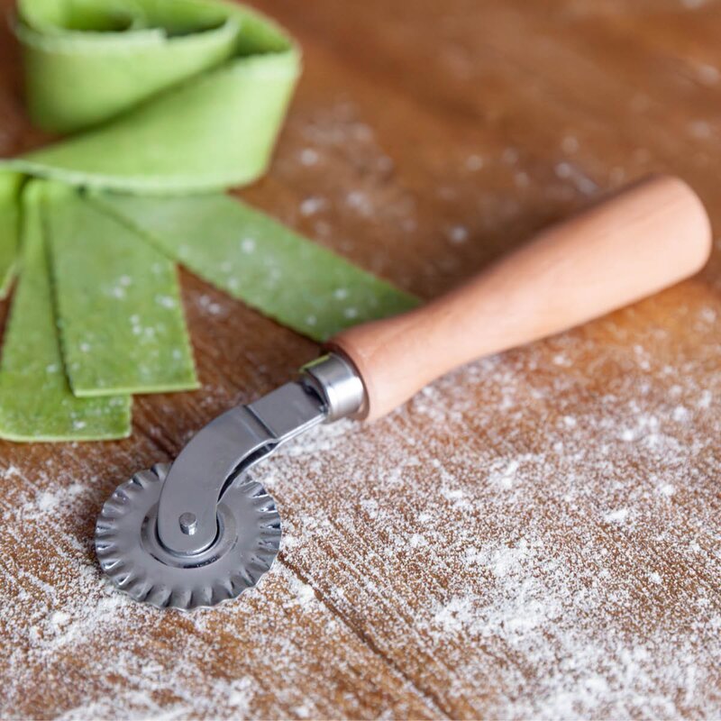 Pastakutter tannet rustfritt stål/tre