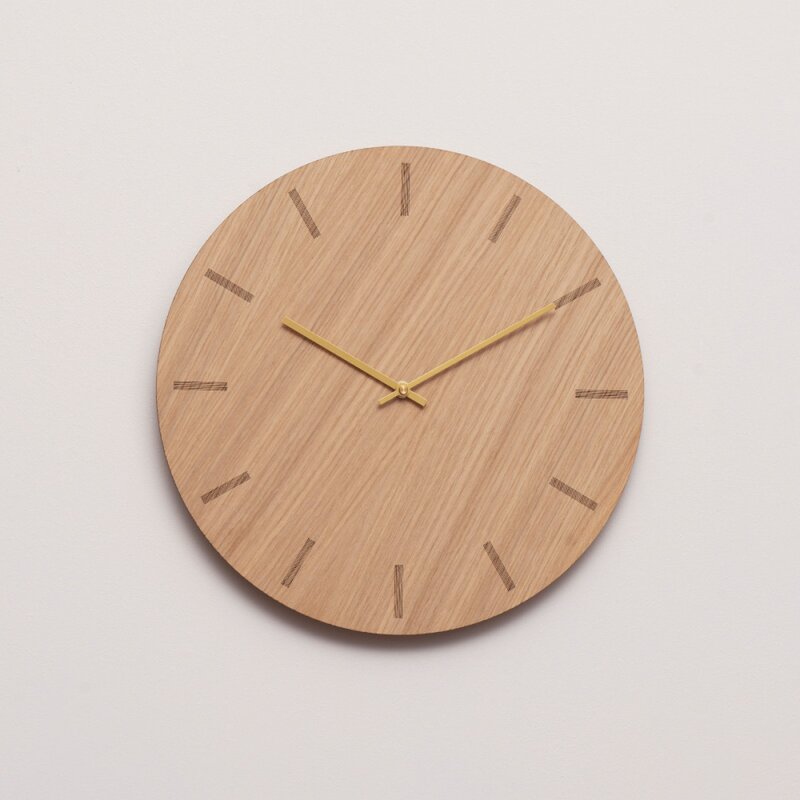 Light Oak veggklokke 28 cm lys eik m/gull viser