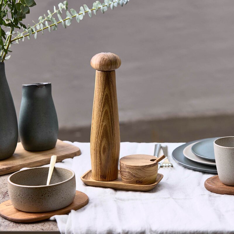 RAW Teak keramisk pepperkvern med brett og saltkar