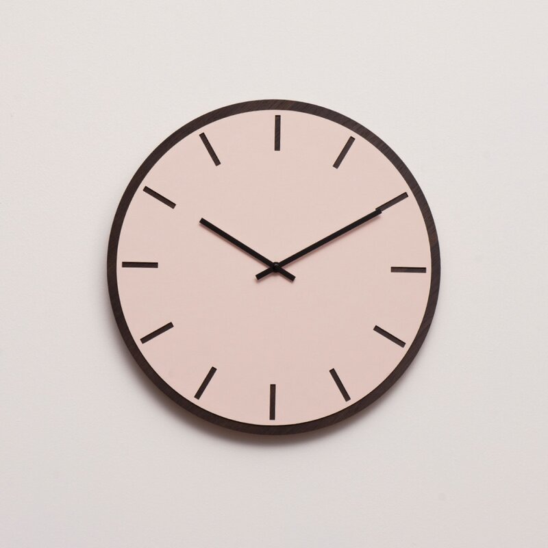 Dark oak powder veggklokke 28 cm rosa linoleum m/svart viser