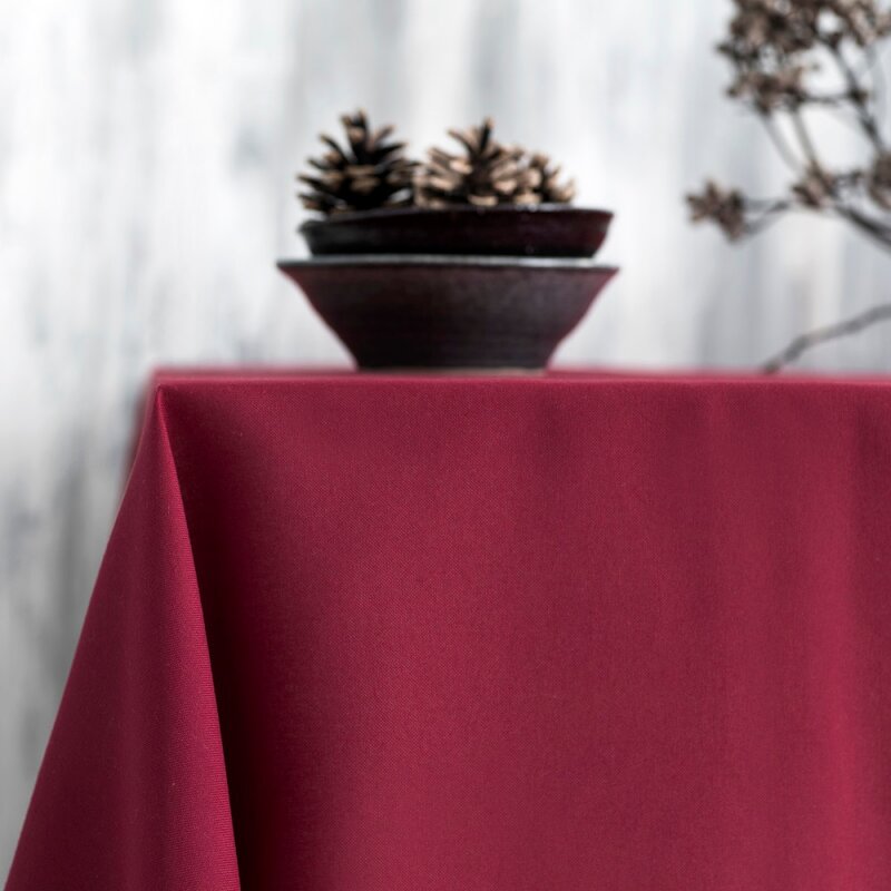 Duk med brodert hullsøm 340x140 cm mørkerød