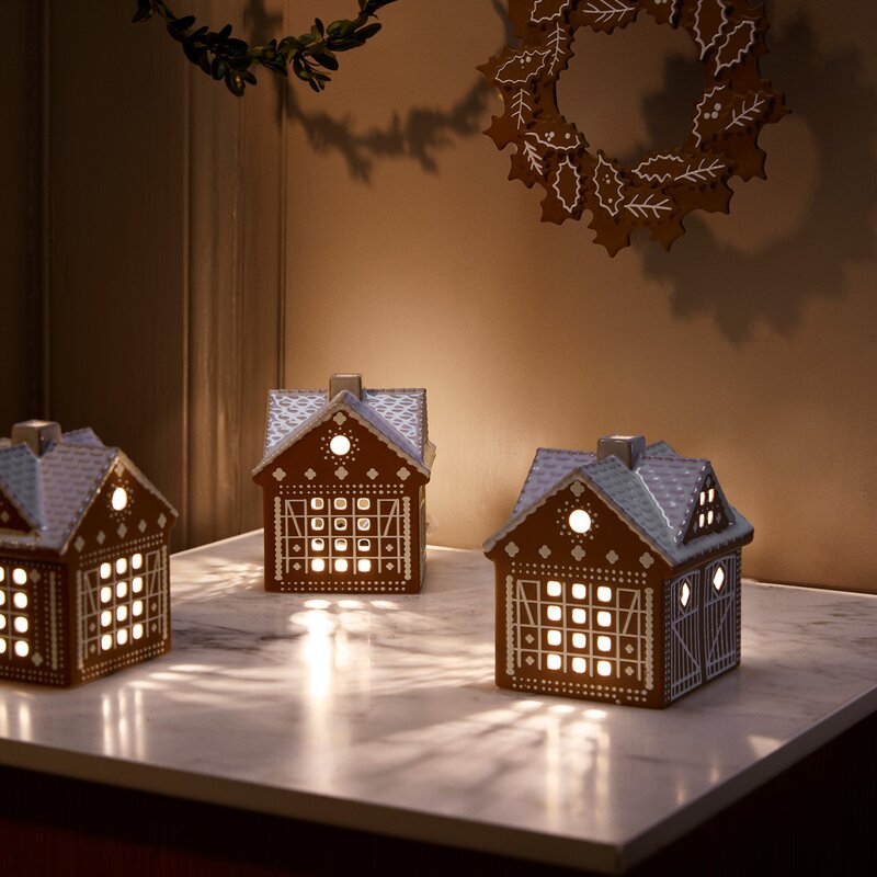 Pepperkakehus lyshus julestall 11,5 cm brun