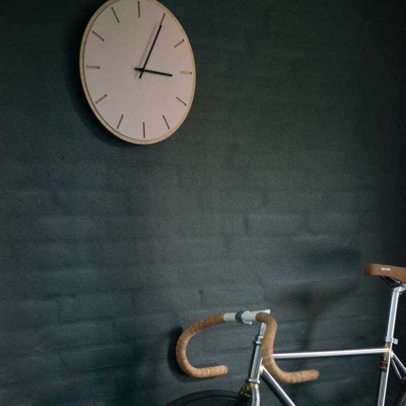Powder veggklokke 28 cm rosa linoleum m/svart viser