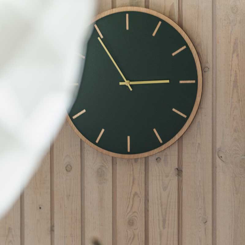 Conifer Oak veggklokke 28 cm mørk grønn linoleum m/gull viser