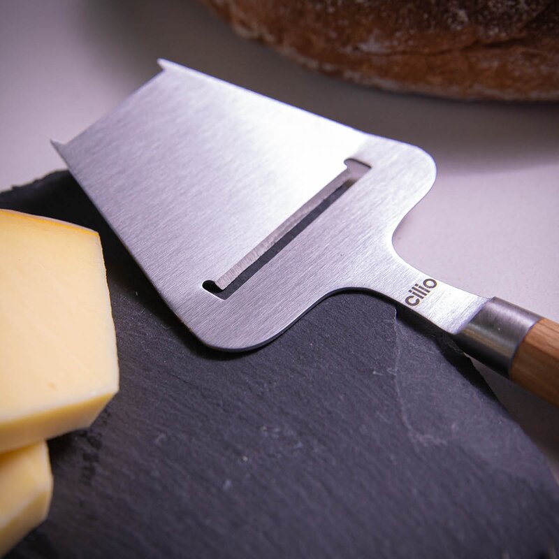 Ostehøvel m/ eikehåndtak 23 cm