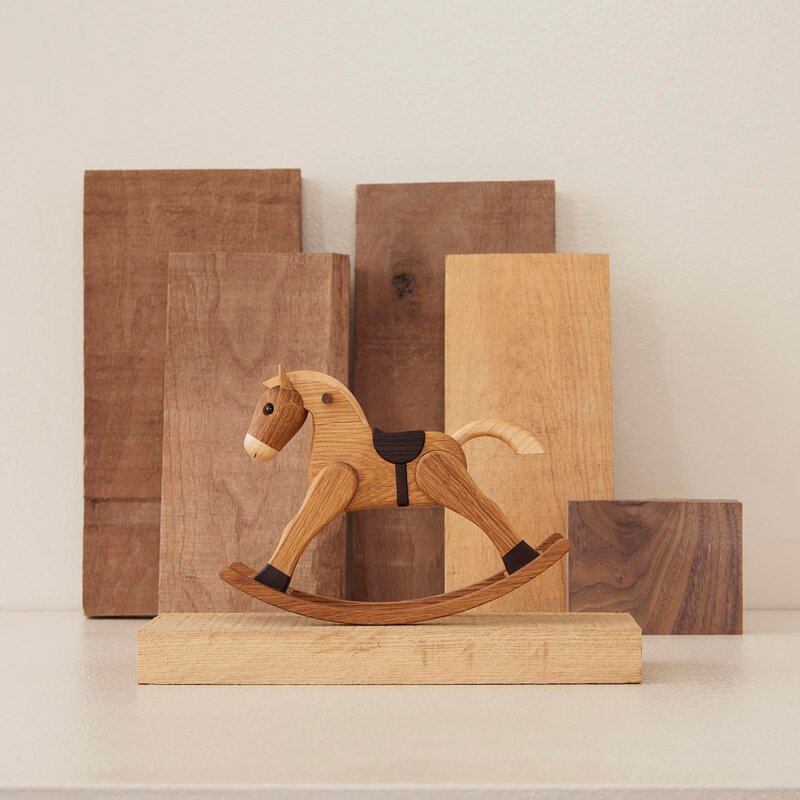 The Rocking Horse trefigur gyngehesten 13,5 cm