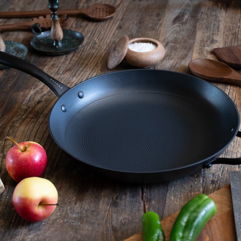 Støpejernspanne med Honeycomb keramisk belegg 32 cm
