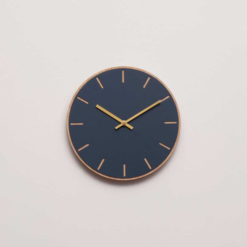Smokey Blue veggklokke 28 cm blå linoleum m/gull viser