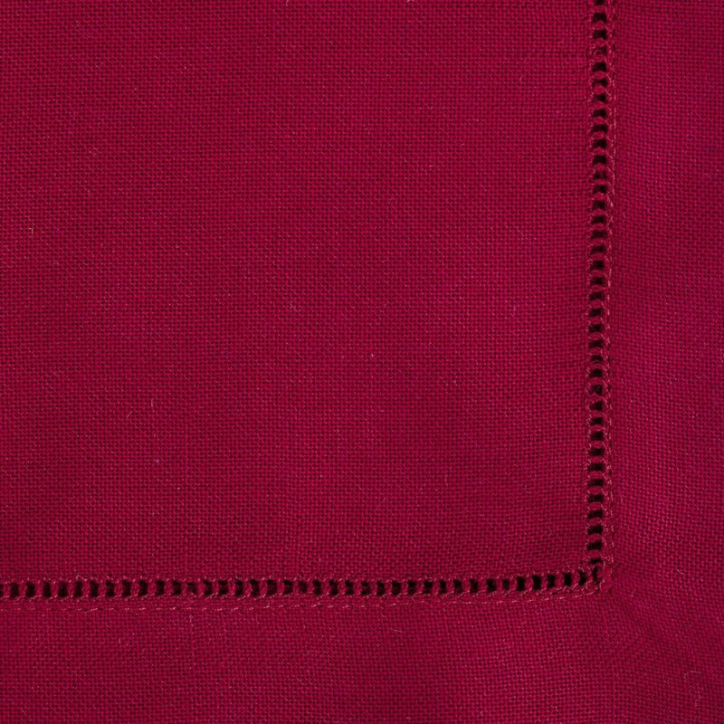 Stoffserviett med brodert hullsøm 50x50 cm mørkerød
