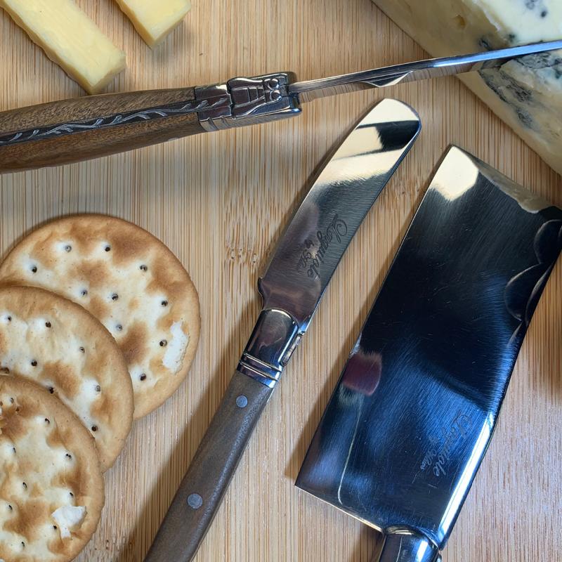 Ostebrett med 3 kniver i bambus