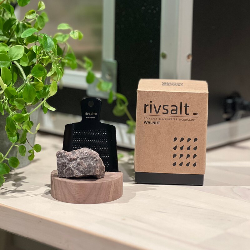 Rivsalt 001 med stativ i valnøtt