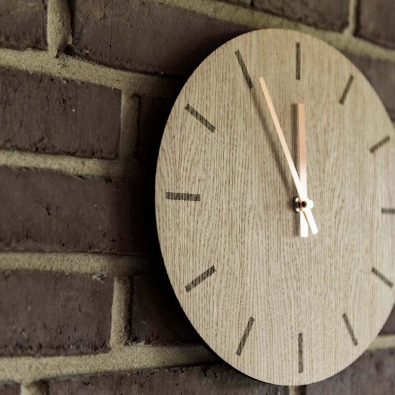 Light Oak veggklokke 28 cm lys eik m/gull viser