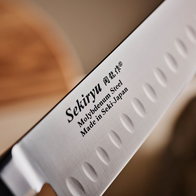 Master santokukniv med luftlommer 18 cm svart