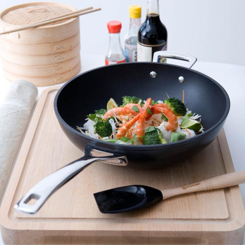 Gryteskje med trehåndtak svart