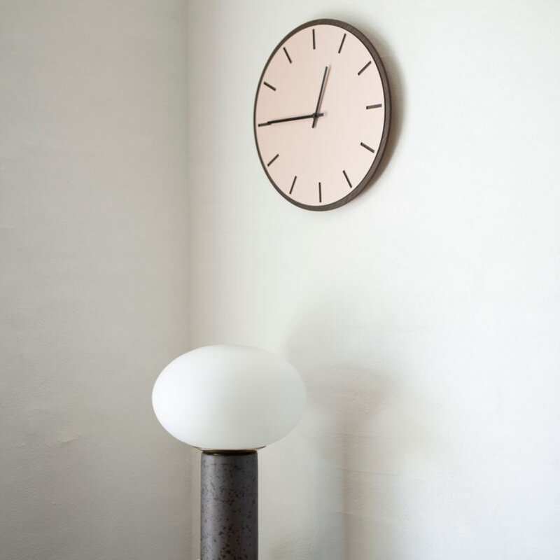 Dark oak powder veggklokke 28 cm rosa linoleum m/svart viser
