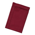 Stoffserviett med brodert hullsøm 50x50 cm mørkerød
