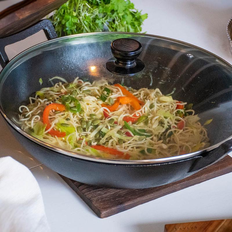 Støpejerns wok 36 cm m/glasslokk og trelokk