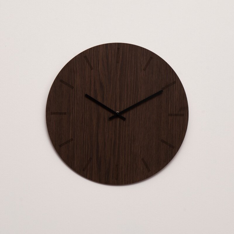 Dark Oak veggklokke 38 cm mørk eik m/svart viser