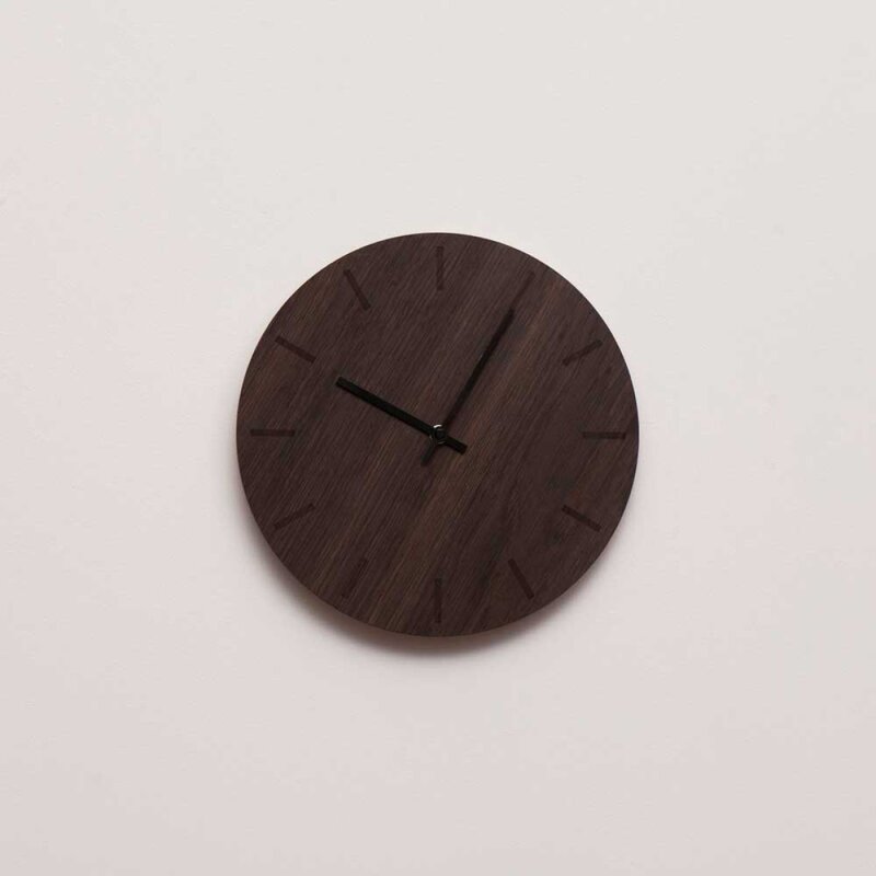 Dark Oak veggklokke 28 cm mørk eik m/svart viser
