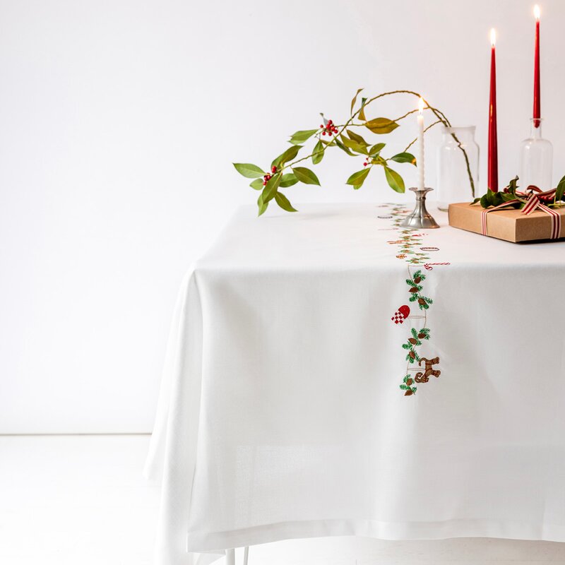 Juleduk med broderte motiver 240x140 cm hvit