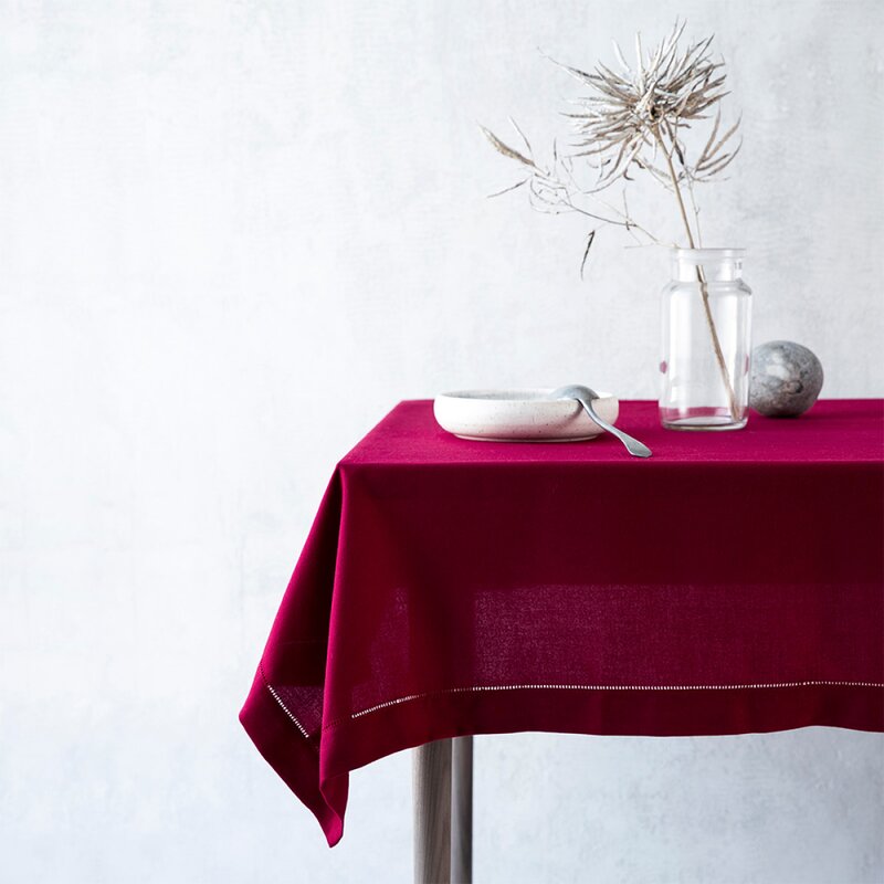 Duk med brodert hullsøm 340x140 cm mørkerød
