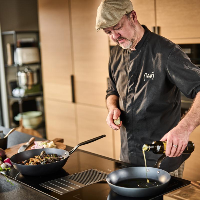 Blue Carbon wok 30,5 cm svart