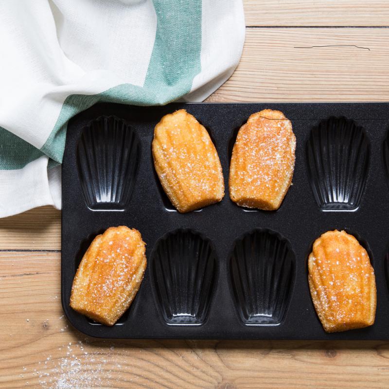 Madeleineform for 12 kaker svart