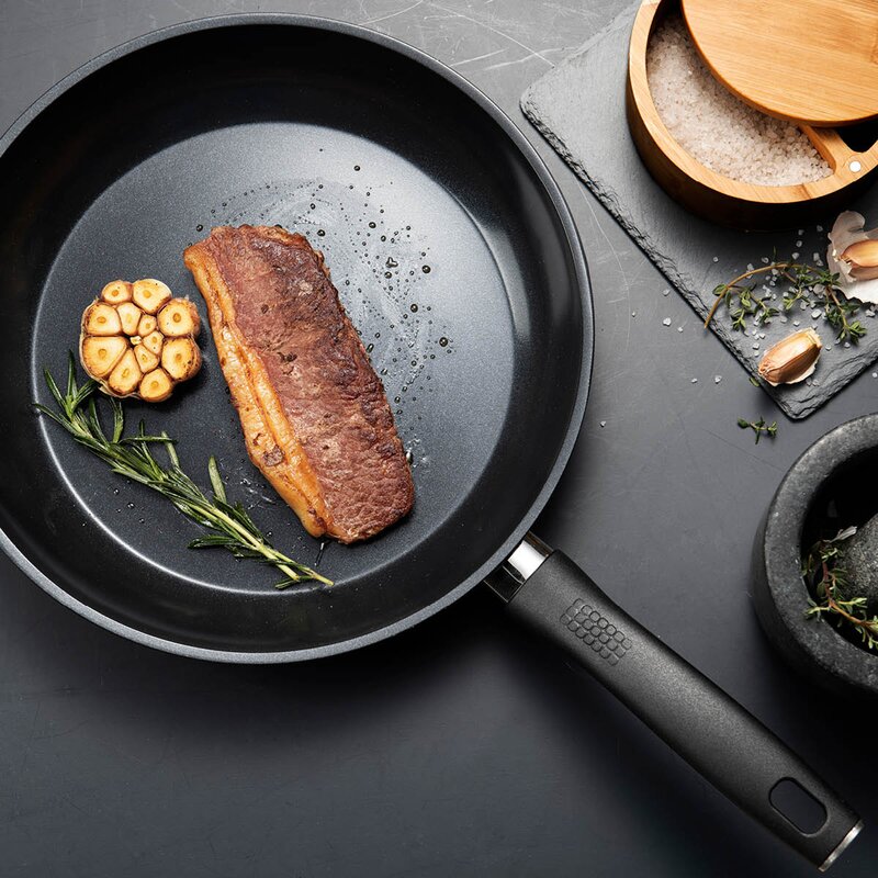 Kitchen Essentials stekepanne 28 cm svart