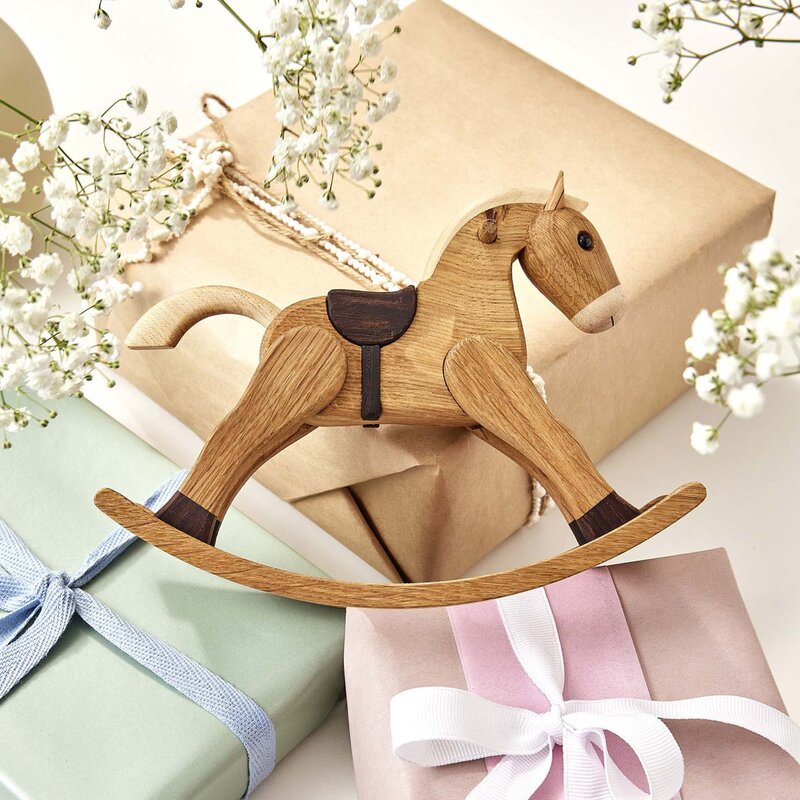 The Rocking Horse trefigur gyngehesten 13,5 cm