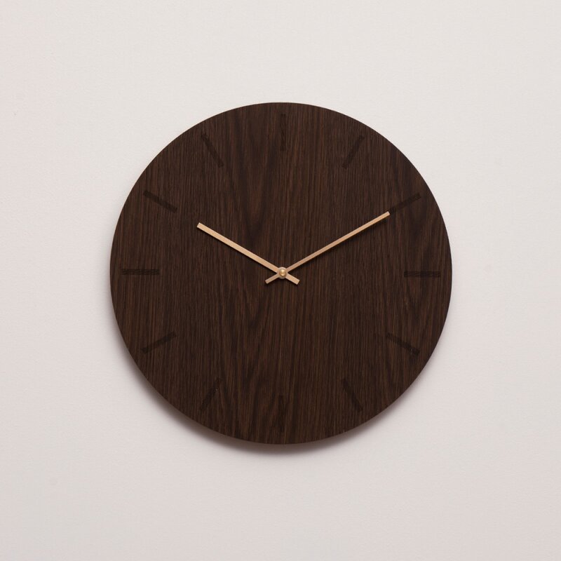 Dark Oak veggklokke 28 cm mørk eik m/kopper viser